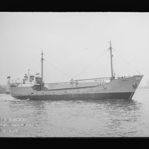 Frachtschiff mit zwei Masten fährt auf ruhigem Wasser; links unten Wasserzeichen des Internationalen Maritimen Museums Hamburg.
