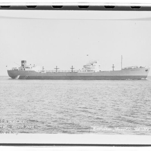 Seitenansicht eines großen Tankers auf ruhiger See, schwarzweiß mit Museumswasserzeichen unten links.