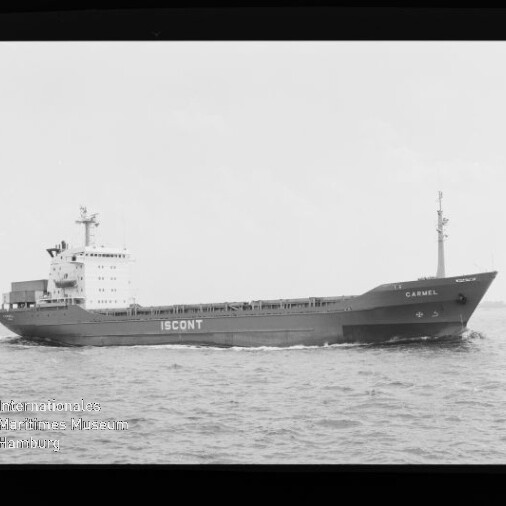 Frachtschiff CARMEL mit großem ISCONT-Schriftzug fährt auf ruhiger See, Museumslogo unten links.