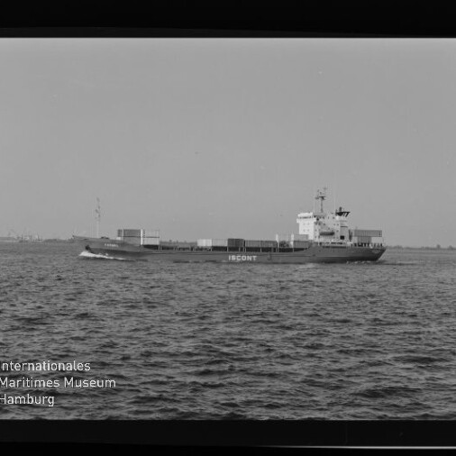 Frachtschiff mit gestapelten Containern quer zur Kamera auf ruhiger See vor flachem Horizont.