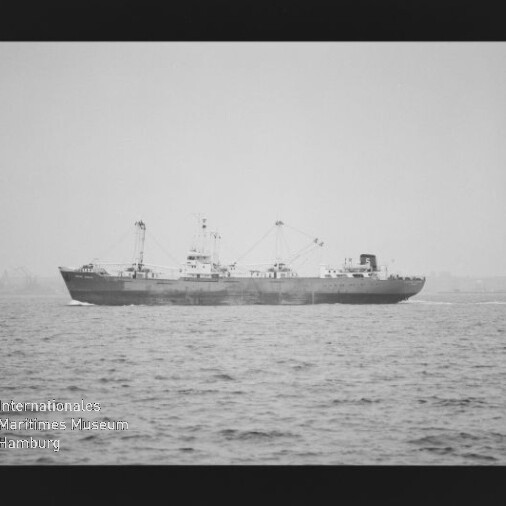 Schwarzweißfoto eines Frachtschiffs in Seitenansicht auf ruhiger See, mit 