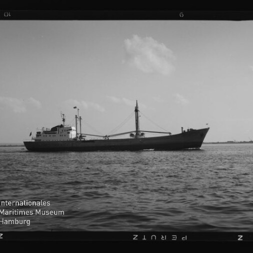 Schwarzweißaufnahme eines Frachtschiffs auf ruhiger See; links unten Logo und Schrift Internationales Maritimes Museum Hamburg.