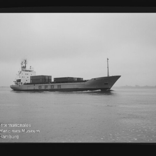 Schwarzweiß-Foto eines Frachtschiffs mit Containerladungen auf ruhiger See und Museumslogo links unten.