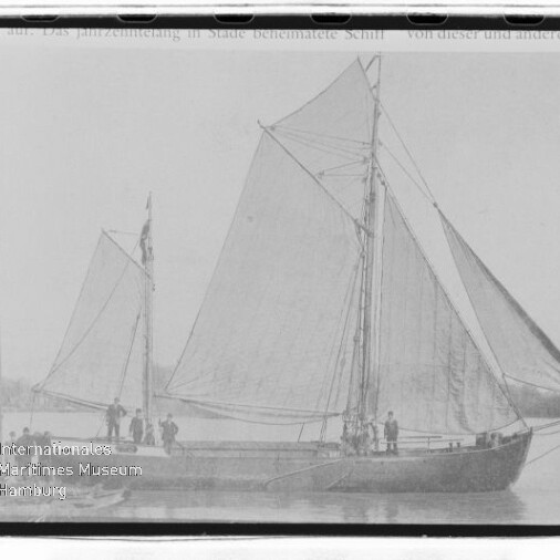 Traditionelles Segelschiff mit großen gesetzten Segeln und mehreren Personen an Deck auf ruhigem Wasser; Museumswasserzeichen.