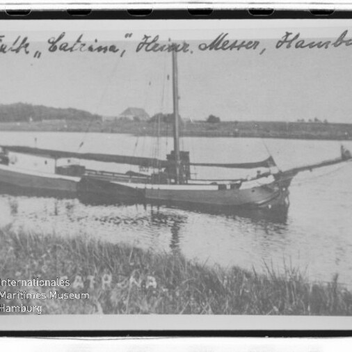 Historisches Segelschiff namens Catrina vor ruhigem Ufer, handschriftlicher Titel oben und Museums-Wasserzeichen unten links.