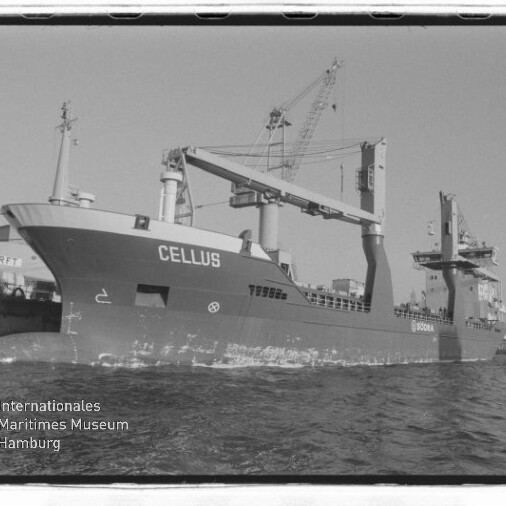 Frachtschiff CELLUS mit Ladekränen am Kai im Hafen, Wellen im Vordergrund und Museumslogo unten links.