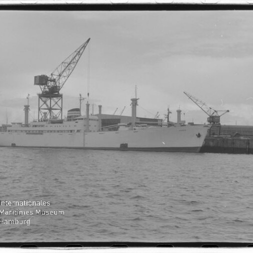 Großes Schiff an Industriekaianlage mit zwei Hafenkränen; Wasserzeichen 'Maritimes Museum Hamburg'.