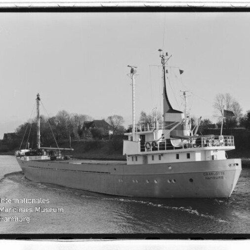 Schwarzweißaufnahme eines Frachtschiffs mit Masten auf einem Fluss; Wasserzeichen Internationales Maritimes Museum Hamburg
