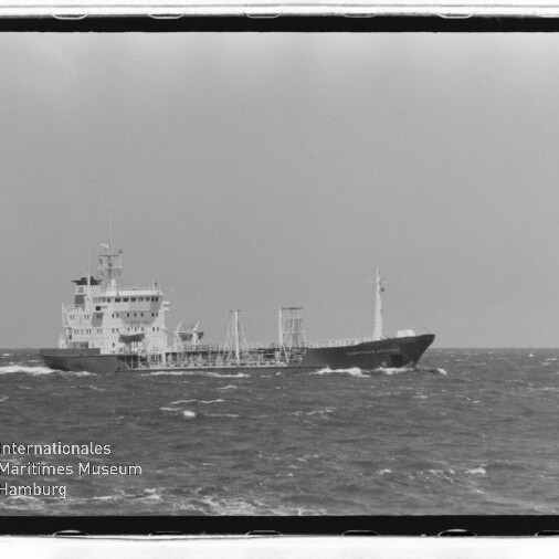 Schwarzweißaufnahme eines Tankschiffs auf bewegter See in seitlicher Ansicht, links unten Wasserzeichen Internationales Maritimes Museum Hamburg.