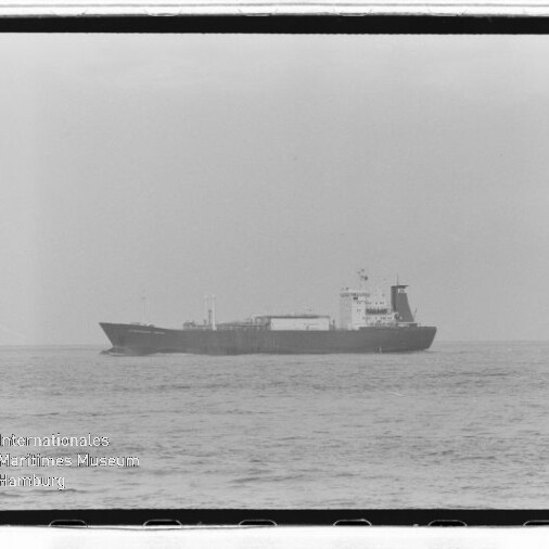 Aufnahme eines Frachtschiffs auf ruhiger See in Schwarzweiß, mit Wasserzeichen Internationales Maritimes Museum Hamburg