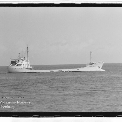 Langes Frachtschiff mit achterlicher Brücke auf ruhiger See, Schwarzweiß; Logo und Schriftzug 