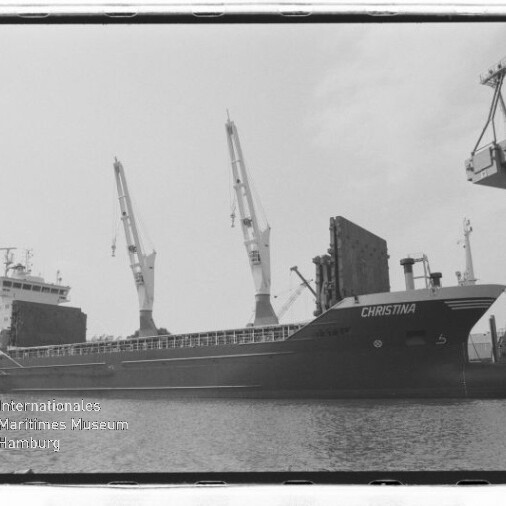 Frachtschiff CHRISTINA liegt am Kai neben großen Hafenkränen; Schwarzweißaufnahme mit ruhigem Wasser.