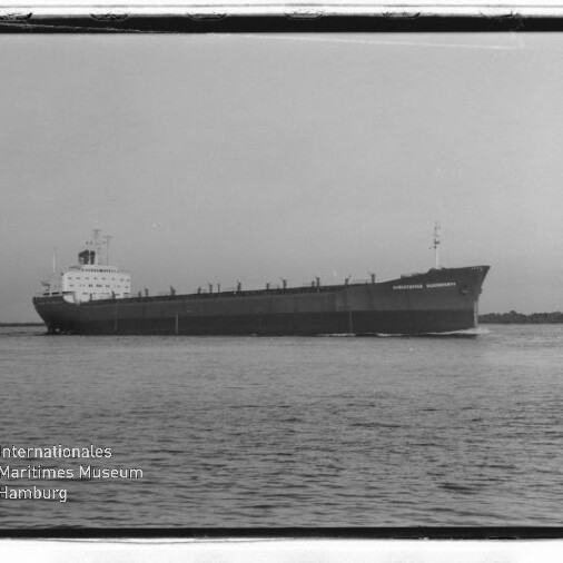 Großes Frachtschiff seitlich auf ruhiger See, links unten Wasserzeichen Internationales Maritimes Museum Hamburg.