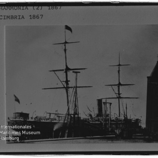 Zwei historische Segelschiffe mit hohen Masten am Kai; oben die Beschriftung HAMMONIA (2) 1867 und CIMBRIA 1867.