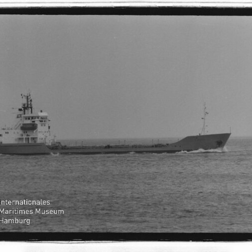 Seitliche Ansicht eines Frachtschiffs/Tankers auf ruhiger See in Schwarzweiß, Museumsemblem und Schriftzug unten links.