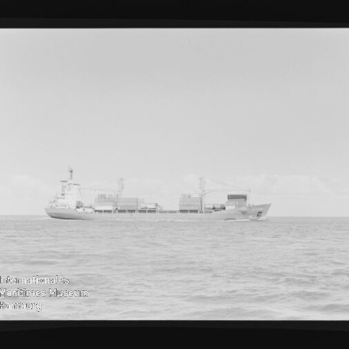 Schwarzweiß-Foto eines Frachtschiffs auf ruhiger See mit Filmrand und Schriftzug AGFA APX 100.