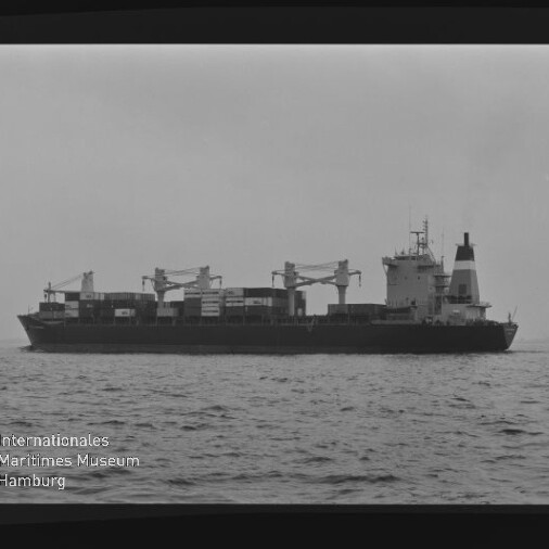 Containerschiff seitlich auf ruhiger See mit Deckskränen, schwarzweißes Foto mit Schriftzug Internationales Maritimes Museum Hamburg