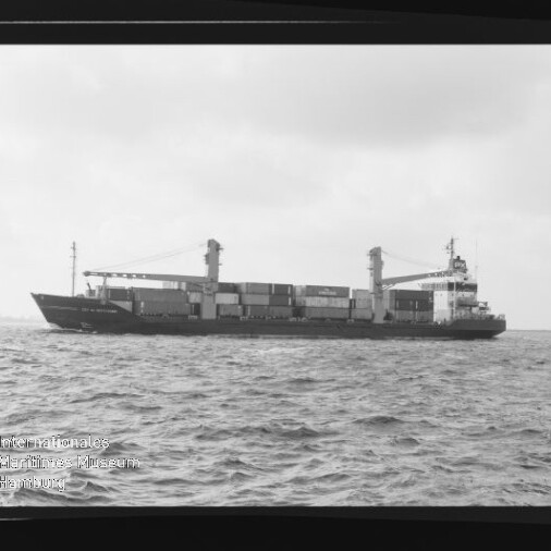 Schwarzweißaufnahme eines Containerschiffs auf See mit Containerstapel, Filmrand und AGFA PAN 100-Markierung.