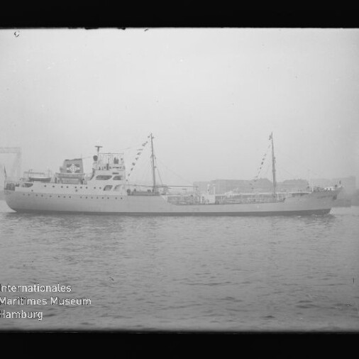 Weißes Schiff mit zwei Masten und Wimpelketten im Hafen vor Nebel; Wasserzeichen: Int. Maritimes Museum Hamburg