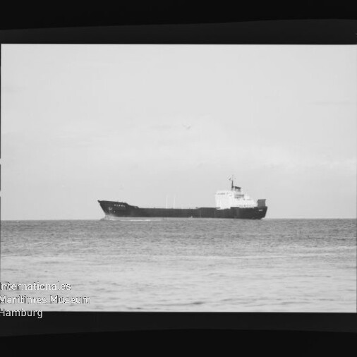 Schwarzweiß-Seitenansicht eines Frachtschiffs auf ruhiger See, mit Filmrand und Museumswasserzeichen unten links.