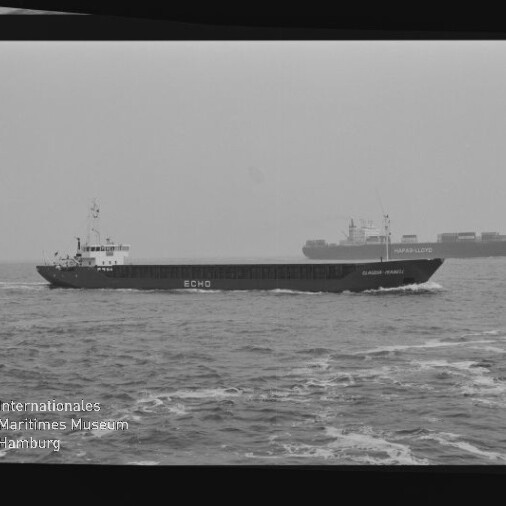 Schwarzweißaufnahme eines Frachtschiffs mit Namen ECHO auf See, weiteres Schiff im Hintergrund und Filmrand mit AGFA PAN 100.