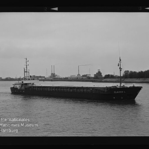 Frachtschiff 'CLAUDIA L' auf einem Fluss vor industriellem Ufer, Schwarzweißaufnahme mit Museumslogo