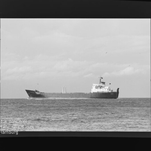 Bulkfrachter fährt in ruhiger See, schwarzweiß-Foto mit Filmrand und Schriftzug Internationales Maritimes Museum Hamburg.