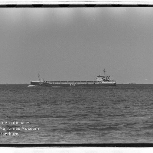 Schwarzweißaufnahme eines Frachtschiffs auf ruhiger See am Horizont, Museumstempel Internationales Maritimes Museum Hamburg