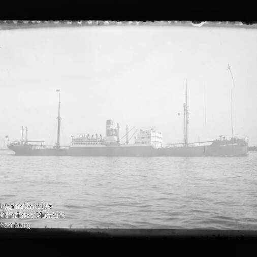 Frachtdampfer in Seitenansicht mit Schornstein und zwei Masten auf ruhiger See; Logo Internationales Maritimes Museum Hamburg links unten.