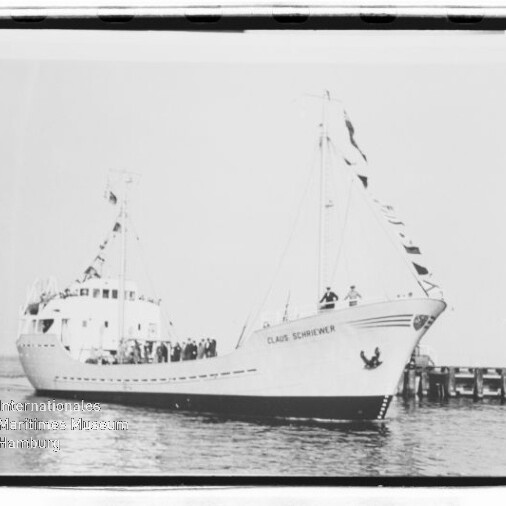 Weißes Passagierschiff mit der Aufschrift 
