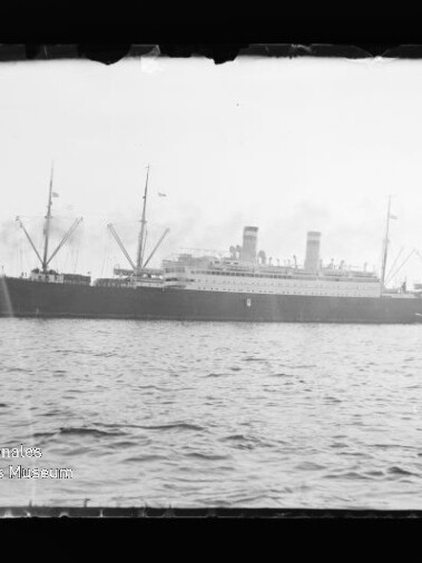 Passagierdampfer mit zwei Schornsteinen und Masten auf ruhiger See, sichtbares Wasserzeichen Internationales Maritimes Museum Hamburg