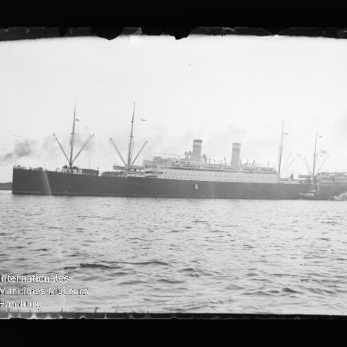 Passagierdampfer mit zwei Schornsteinen und Masten auf ruhiger See, sichtbares Wasserzeichen Internationales Maritimes Museum Hamburg