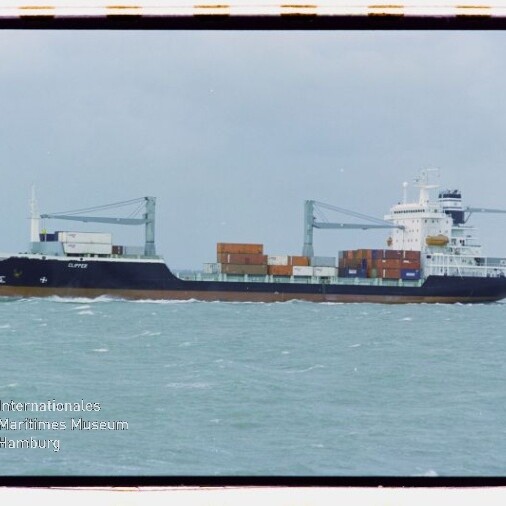 Containerschiff mit zwei Kränen und Containern auf ruhiger See unter bewölktem Himmel; Wasserzeichen Museum Hamburg