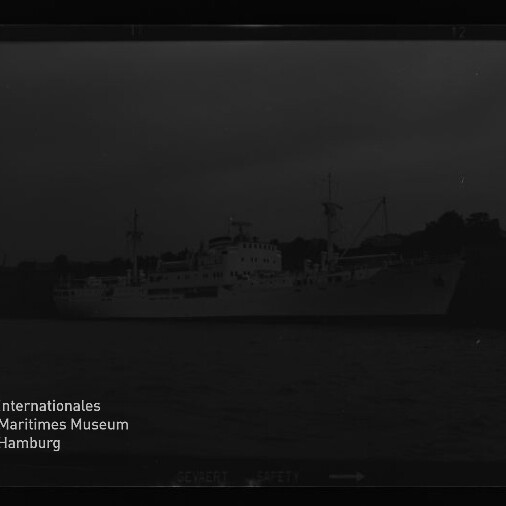 Schiff als helle Silhouette am Ufer bei dunklem Himmel; unten links Logo und Schriftzug des Maritimen Museums Hamburg.
