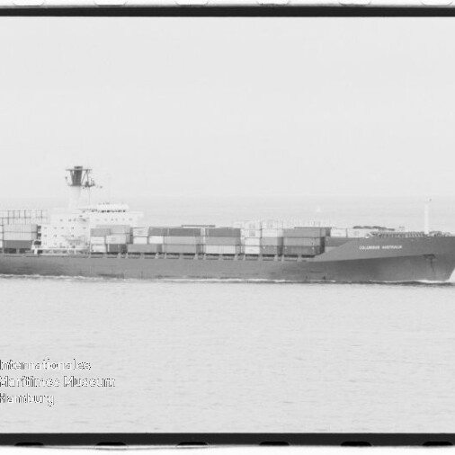 Schwarzweiß-Seitenansicht eines großen Containerschiffs mit gestapelten Frachtcontainern und markanter Aufbauten am Heck, das ruhig über das offene Meer fährt; links unten ist ein Wasserzeichen des Internationalen Maritimen Museums Hamburg zu sehen.