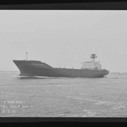 Schwarzweißaufnahme eines großen Frachters/Tankers im Seitenprofil auf leicht bewegter See, mit sichtbarem Filmrand und der Nummer 6 links sowie dem Wasserzeichen «Internationales Maritimes Museum Hamburg» unten links.