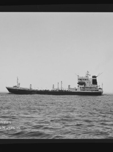 Schwarzweiß-Seitenansicht eines Tankschiffs auf ruhiger See mit Aufbauten achtern; Filmrand (u. a. Schriftzug AGFAPAN 100) und Wasserzeichen des Internationalen Maritimen Museums Hamburg sichtbar.