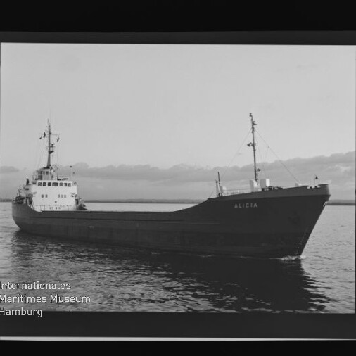 Schwarzweißbild eines Frachtschiffs mit dem Namen ALICIA, seitlich auf ruhiger See vor flachem, leicht bewölktem Horizont, fotografisch gerahmt mit Museumswasserzeichen.
