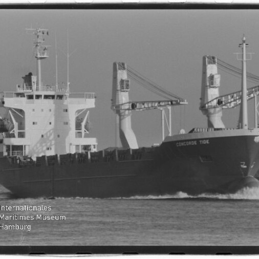 Schwarzweiß-Foto eines Frachtschiffs namens CONCORDE TIDE mit zwei Ladekränen und markanten Aufbauten, das in Fahrt auf dem Wasser vorbeifährt; unten links Logo und Schriftzug des Internationalen Maritimen Museums Hamburg.