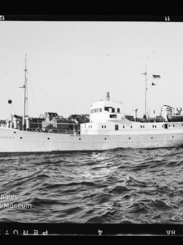 Schwarzweißaufnahme eines weißen Schiffes mit der Aufschrift 