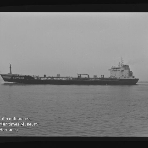 Schwarz-weiß-Fotografie eines langen Tankschiffs mit dem Namen CONGER an der Bordwand, das ruhig auf der See vor flachem Horizont fährt; im unteren linken Bildbereich das Logo und der Schriftzug des Internationalen Maritimen Museums Hamburg.
