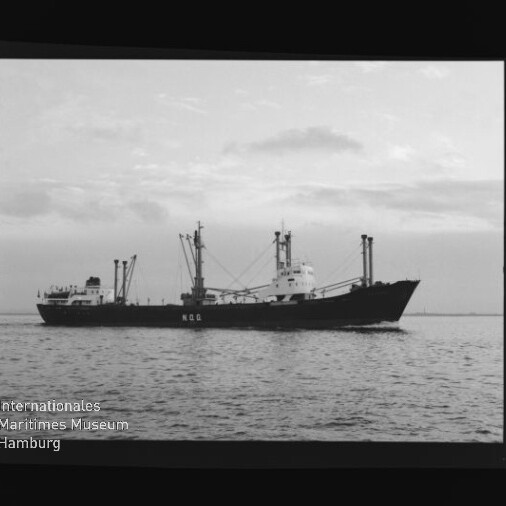 Schwarz-weiß-Foto eines Frachtschiffs mit mehreren Ladekränen und markanten Aufbauten, das ruhig auf dem Meer fährt; links unten sichtbar das Logo und der Schriftzug des Internationalen Maritimen Museums Hamburg.