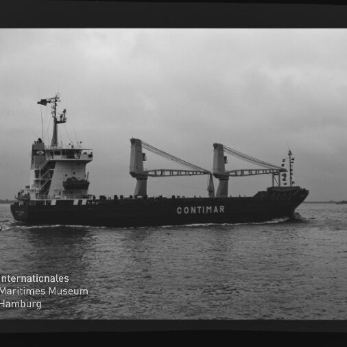 Schwarzweiß-Foto eines Frachtschiffs mit der Aufschrift CONTIMAR, das in ruhiger See unter bewölktem Himmel von der Steuerbordseite zu sehen ist; zwei große Ladekräne auf dem Deck und das Logo des Internationalen Maritimen Museums Hamburg unten links.