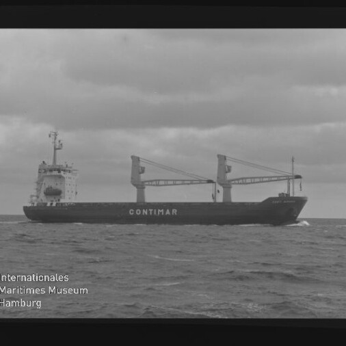 Schwarzweißaufnahme eines Frachtschiffs mit der Aufschrift CONTIMAR und zwei Deckskränen, das bei bewölktem Himmel über die See fährt; Filmrand und Wasserzeichen des Internationalen Maritimen Museums Hamburg sind sichtbar.