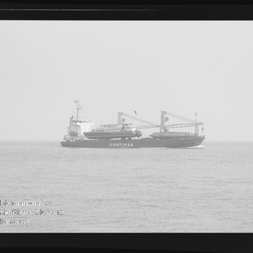 Frachtschiff mit der Aufschrift CONTHAR fährt auf ruhiger See, zentral im Bild und eingebettet in den sichtbaren Rand eines Negativrahmens
