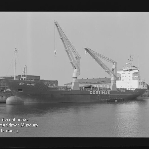 Schwarzweißaufnahme eines am Industriehafen vertäuten Frachtschiffs mit der Beschriftung CONTIMAR, zwei ausgefahrenen Deckskränen, Lagerhallen im Hintergrund, Wasser im Vordergrund sowie sichtbaren Filmrand- und Wasserzeichenmarken.