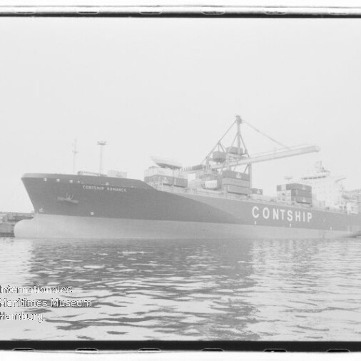 Schwarzweißfoto eines großen Containerschiffs mit der auffälligen Schrift „CONTSHIP“ am Kai, umgeben von Hafenkränen und beladenen Containern, mit ruhiger Wasseroberfläche im Vordergrund und einem Museumswasserzeichen unten links.