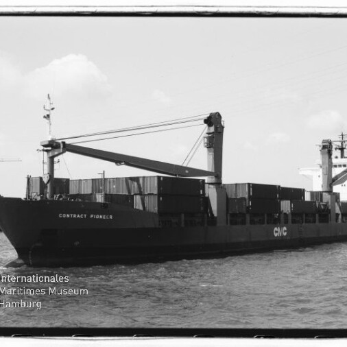 Schwarzweißaufnahme eines Containerschiffs namens 