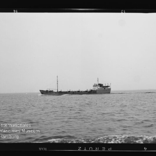 Schwarz-weiß-Foto eines mittig positionierten Frachtschiffs auf ruhiger, leicht welliger See, mit hellem, wolkenlosem Himmel und dem Wasserzeichen „Internationales Maritimes Museum Hamburg“ unten links.