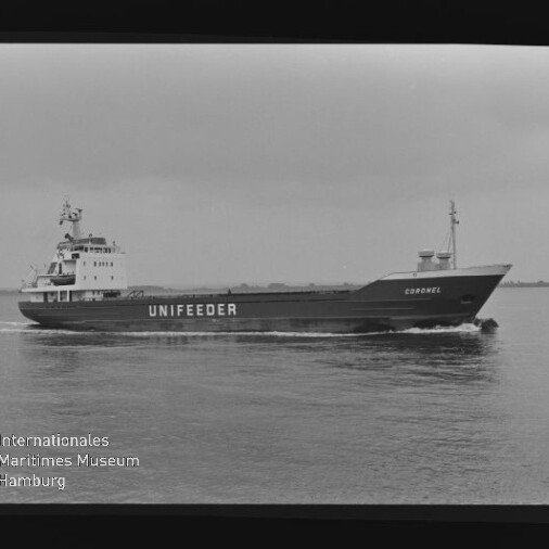 Schwarzweiß-Seitenansicht eines Frachtseeschiffs mit großem Schriftzug UNIFEEDER auf dem Rumpf und dem Namen CORONEL am Bug, das bei ruhiger See fährt; unten links sichtbar das Wasserzeichen des Internationalen Maritimen Museums Hamburg.